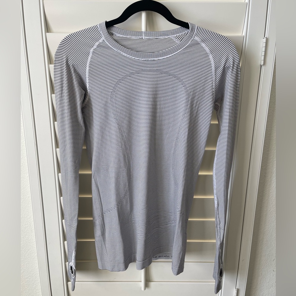 Lululemon Swiftly Tech Long sleeve Crew in black and white sz 6
